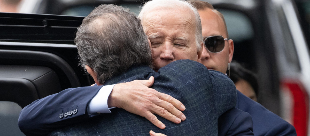 El presidente Joe Biden abraza a su hijo Hunter tras un evento en Los Ángeles, California