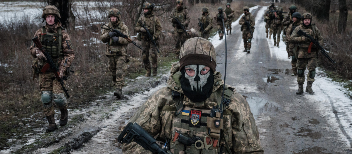 Militares ucranianos caminan por la carretera hacia su base cerca de la línea del frente en la región de Donetsk