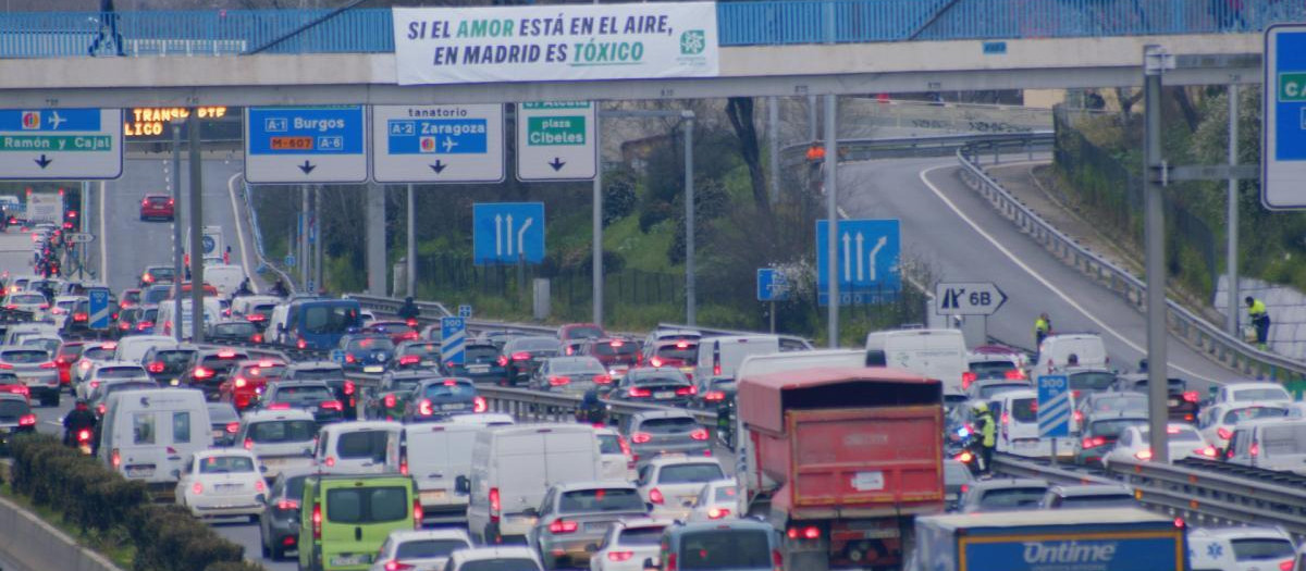 Pancarta que han desplegado los ecologistas en la M-30
