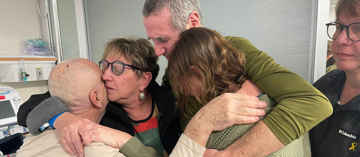 Maayan Sigal junto a su madre, Clara Marman, y los rehenes liberados Fernando y Luis