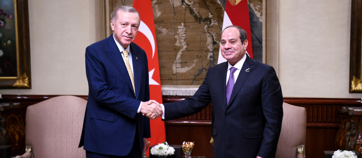 El presidente egipcio Abdel Fattah al-Sisi junto al presidente turco Recep Tayyip Erdogan