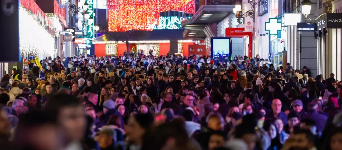 Cientos de personas pasean en Navidad por la calle Preciados de Madrid