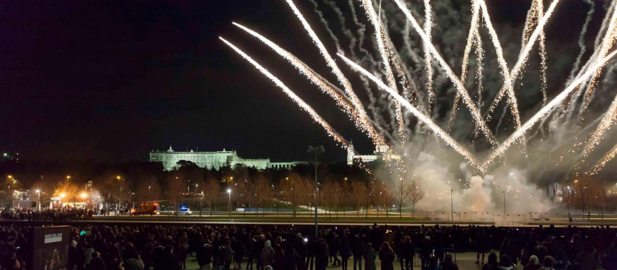 Castillo de fuegos artificiales organizado por Manuela Carmena donde ahora la izquierda quiere prohibir la mascletà