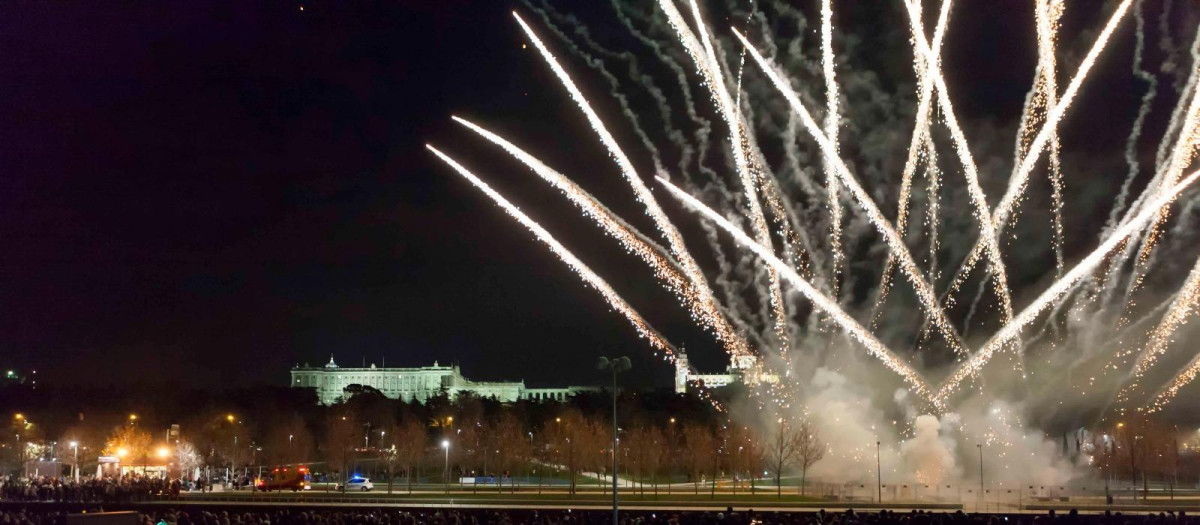Castillo de fuegos artificiales organizado por Manuela Carmena donde ahora la izquierda quiere prohibir la mascletà