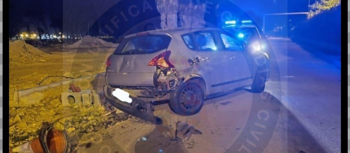 Estado en el que quedó el coche de la Guardia Civil tras ser embestido por los contrabandistas