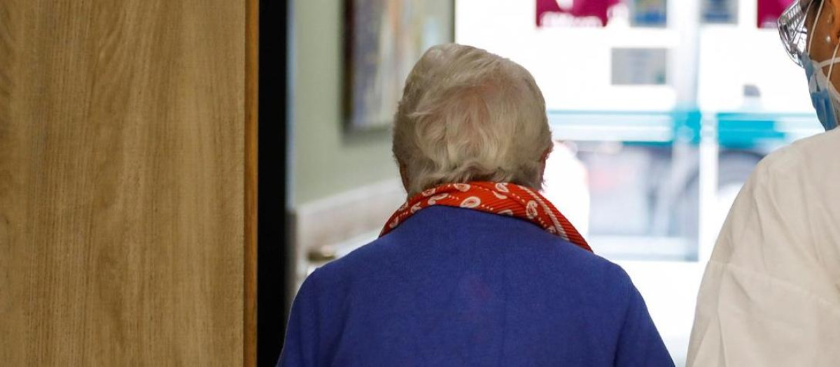 Imagen de una trabajadora de una residencia y una anciana en Madrid