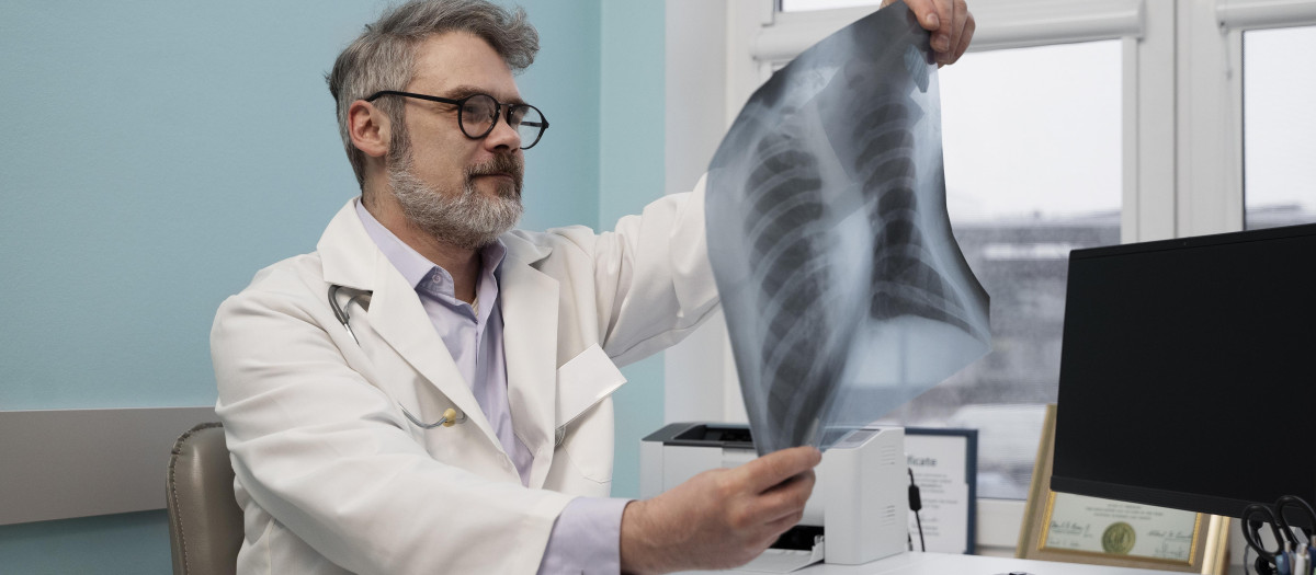 Oncólogo revisando una radiografía