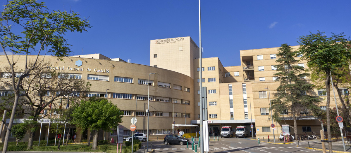 Vista de la entrada del Hospital General de Castellón, donde se prevé la construcción de un aparcamiento
