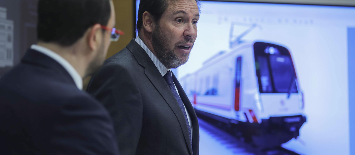 El presidente del Principado, Adrián Barbón (i), y el ministro de Transportes y Movilidad Sostenible, Óscar Puente (d)