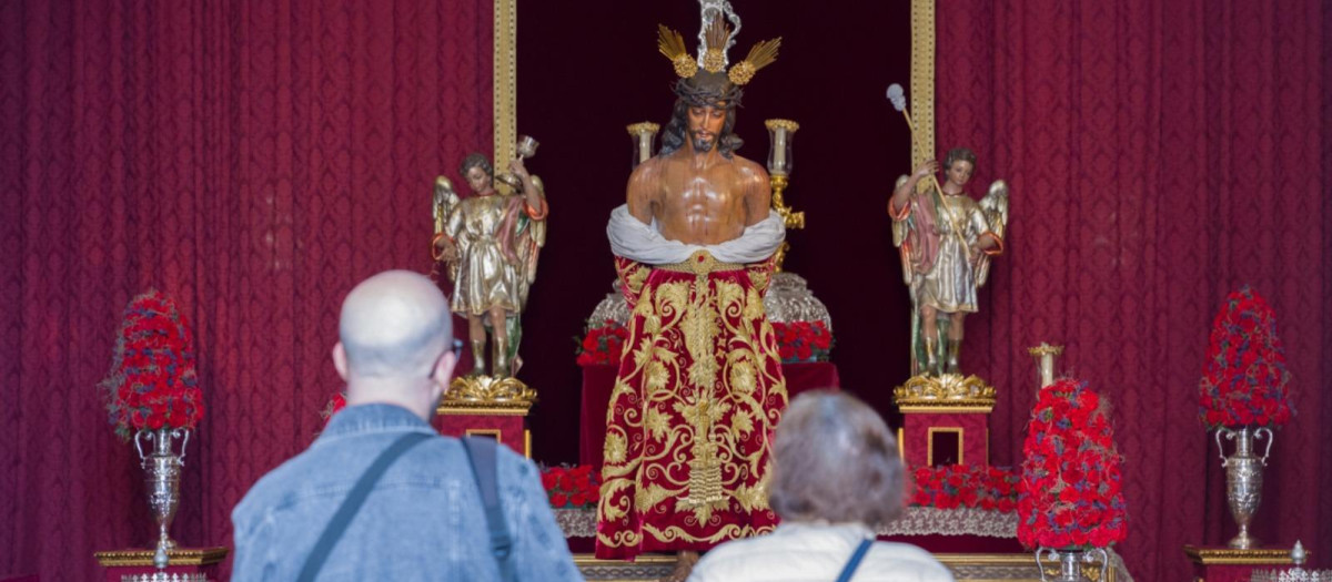 El besapíes a Nuestro Padre Jesús de las Penas en imágenes