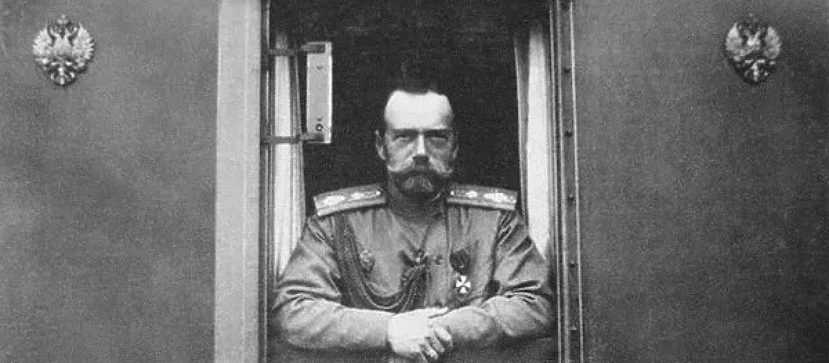 El zar Nicolás II en la ventanilla del propio vagón, 1917