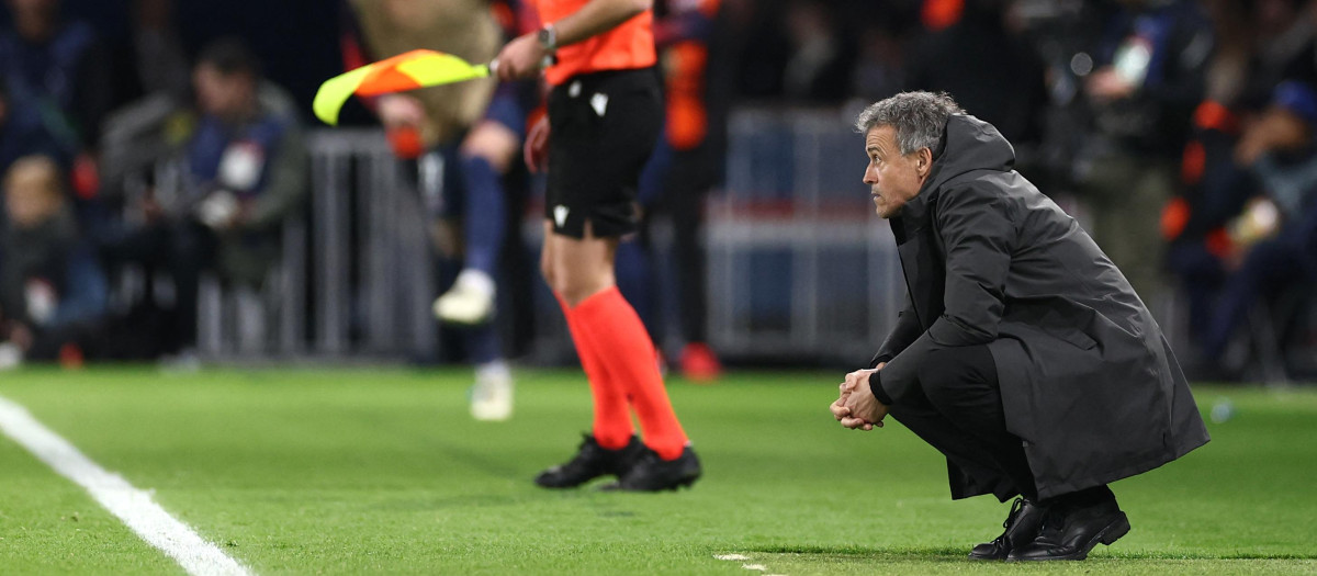 Luis Enrique pensativo durante el encuentro del PSG ante la Real Sociedad