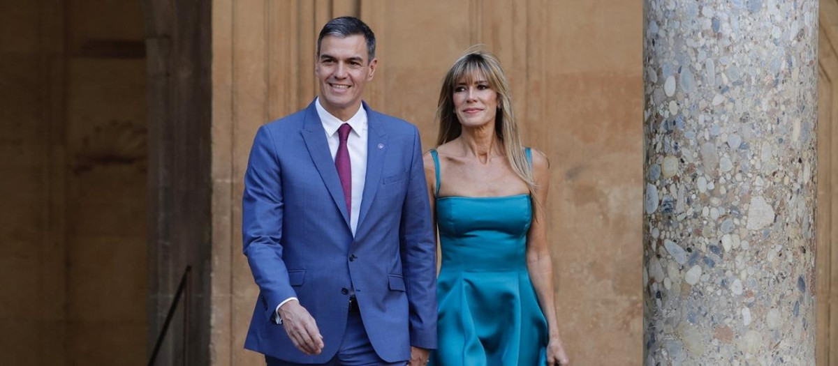 El presidente del Gobierno en funciones, Pedro Sánchez, junto a su mujer, Begoña Gómez, a su llegada al Palacio de Carlos V para la visita que junto a los Reyes y los líderes invitados a la III Cumbre de la Comunidad Política Europea (CPE) realizan a la Alhambra ,  a  de octubre del 2023 en Granada (Andalucía, España). 50 jefes de Estado y de Gobierno europeos asisten hoy a la cumbre de la Comunidad Política Europea (CPE), una de las reuniones que se celebran con motivo de la Presidencia española de la UE. Se trata de la tercera cita de este foro intergubernamental que tiene como objetivo principal mostrar la unidad europea frente a Rusia. Entre los asistentes estarán los líderes de los 27 estados miembro de la UE, así como el primer ministro británico, el presidente turco, o los dirigentes de los países de los Balcanes Occidentales.
Álex Cámara / Europa Press
(Foto de ARCHIVO)
05/10/2023