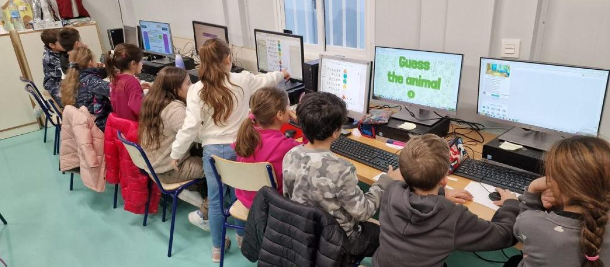Varios niños en un aula de un centro educativo de Cullera, en Valencia