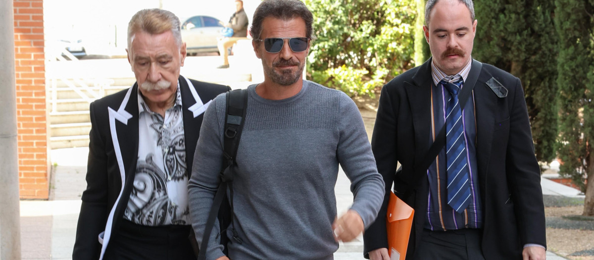 Rodolfo Sancho y  Marcos García Montes, llegando a los Juzgados