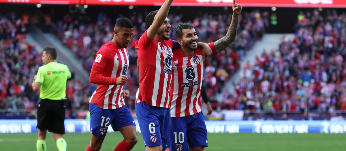 Ángel Correa celebra con sus compañeros uno de sus dos goles