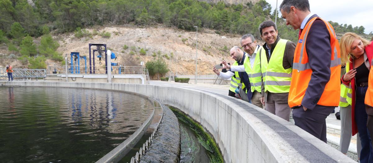El presidente de la Generalitat Valenciana, Carlos Mazón, en la depuradora de Benidorm
