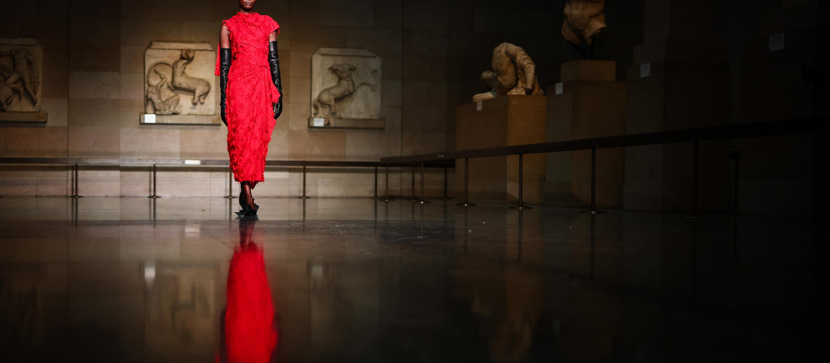 Desfile de Erdem entre los frisos del Partenón del Museo Británico durante la Semana de la Moda de Londres