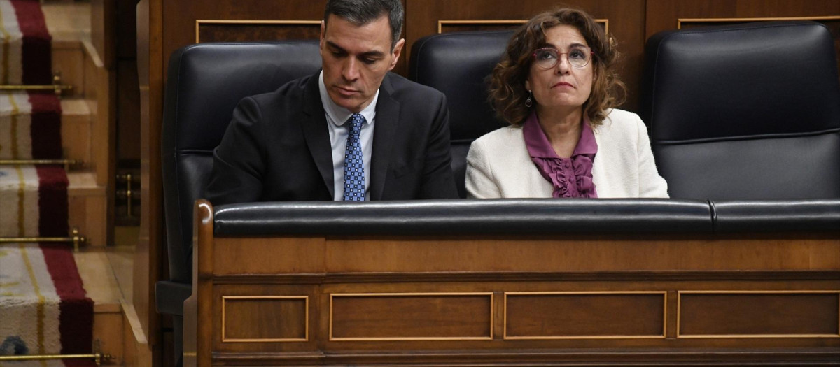 Pedro Sánchez y María Jesús Montero.
