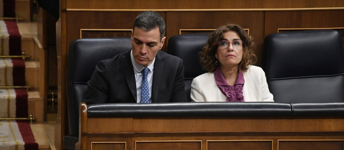 Pedro Sánchez y María Jesús Montero.