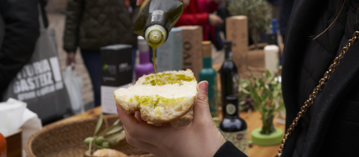 Una mujer rellena una tostada con aceite de oliva de Jaén en una imagen de archivo