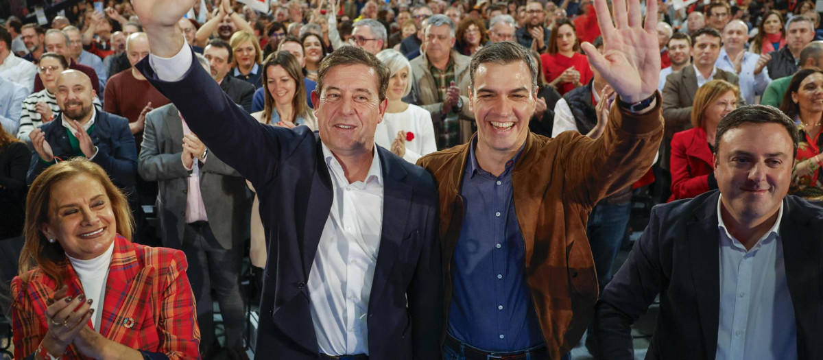 El presidente del Gobierno, Pedro Sánchez, y el candidato del PSOE, Xosé Ramón Besteiro