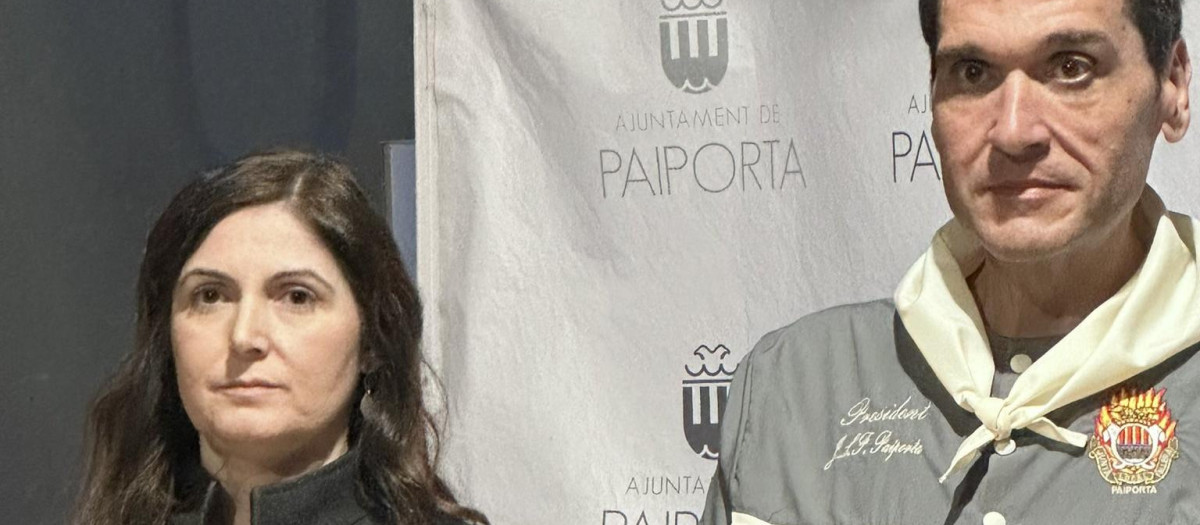 La alcaldesa de Paiporta, junto a otro miembro del PSOE, de baja desde 2022, en un acto fallero