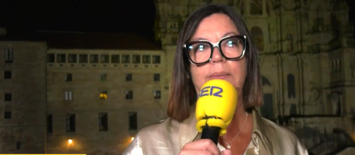 Àngels Barceló, durante su conexión en la SER minutos antes del cierre de los colegios electorales en Galicia