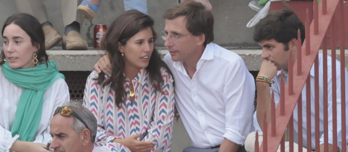 El politico Jose Luis Martinez Almeida y Teresa Urquijo durante la feria taurina de Colmenar Viejo