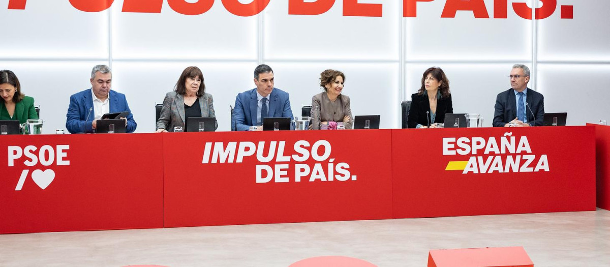 Pedro Sánchez y la Ejecutiva Federal del PSOE en la reunión de este lunes