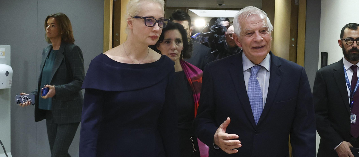Yulia Navalnaya, viuda de Alexei Navalni, y el jefe de Política Exterior de la Unión Europea, Josep Borrell