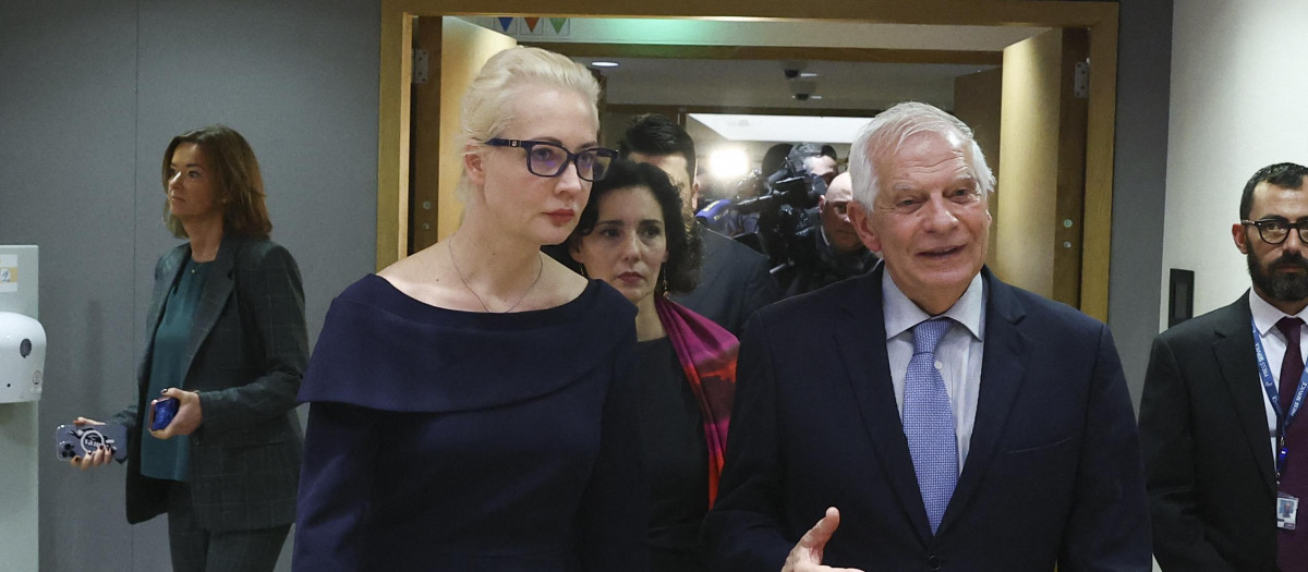 Yulia Navalnaya, viuda de Alexei Navalni, y el jefe de Política Exterior de la Unión Europea, Josep Borrell