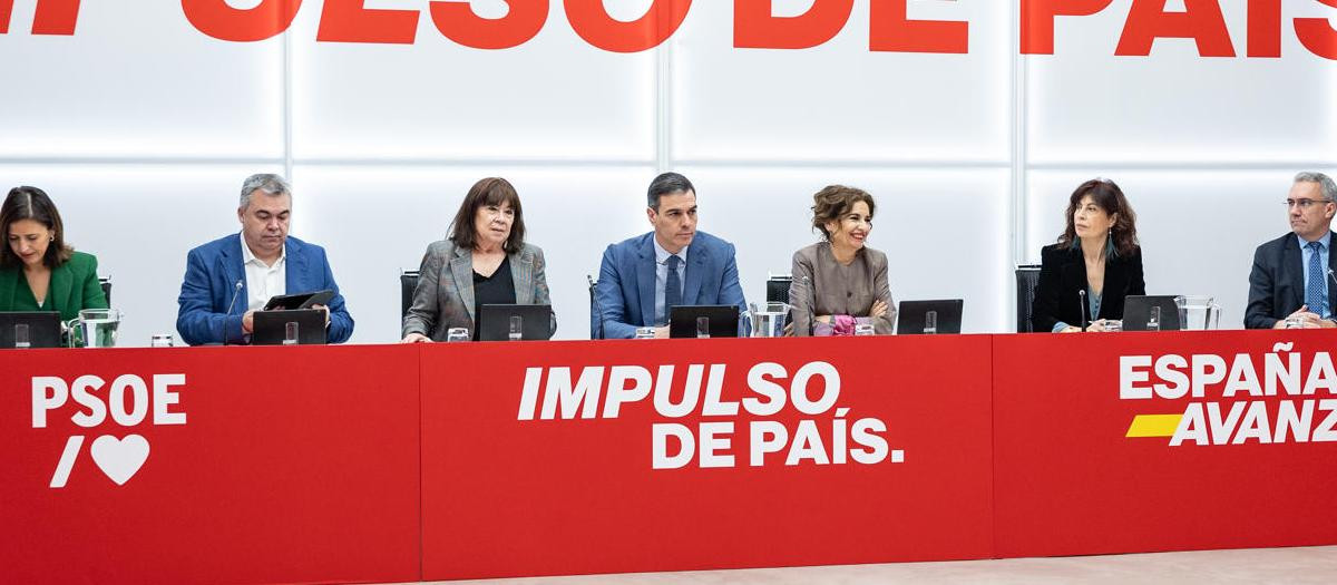 El secretario general del PSOE, Pedro Sánchez (4i), preside la reunión de la Ejecutiva Federal de su partido este lunes en Madrid
