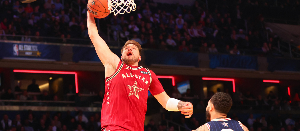 Doncic machaca el aro en una acción del All-Star