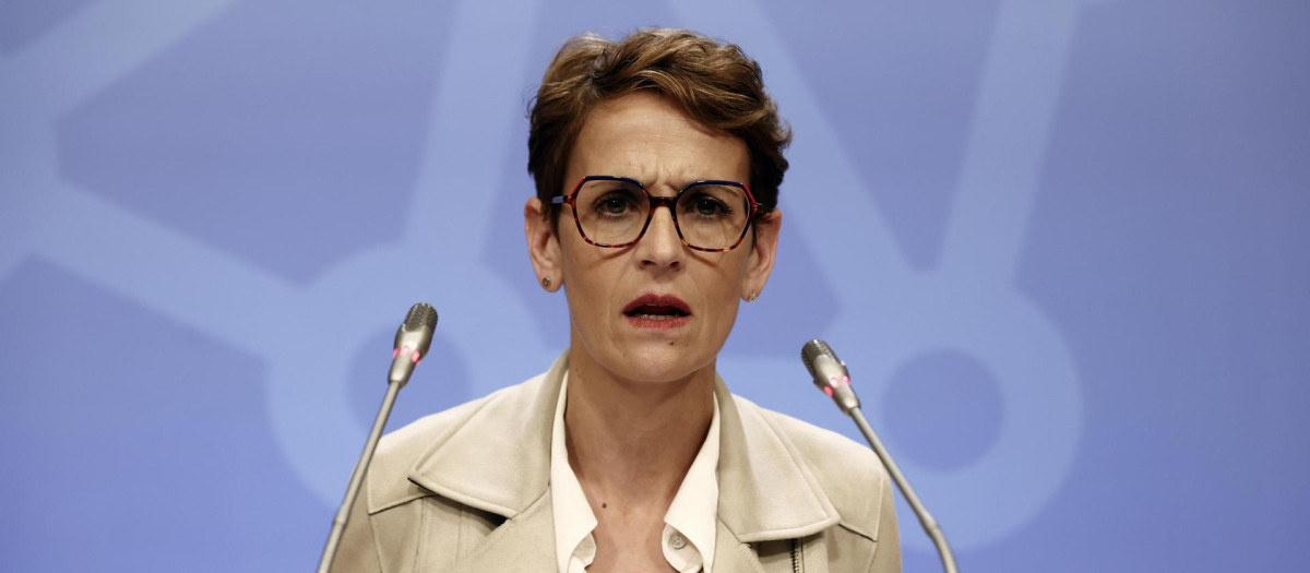 La presidenta del Gobierno de Navarra, durante su comparecencia ante la prensa