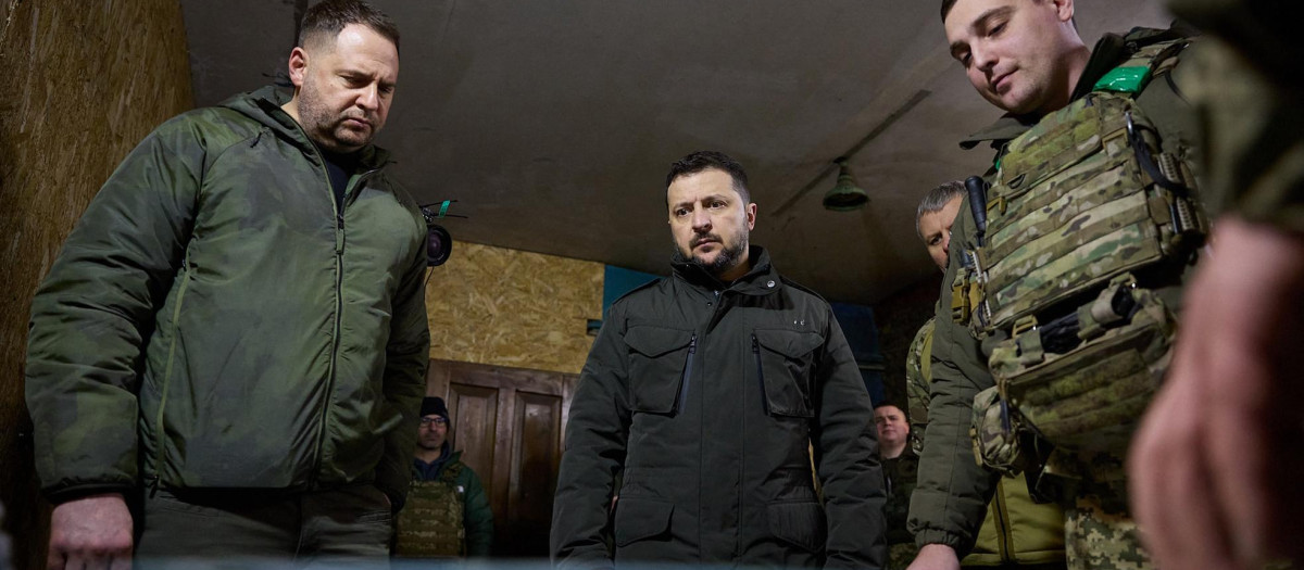 El presidente ucraniano Volodímir Zelenski en un búnker en el frente de batalla