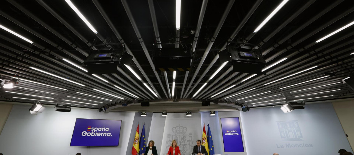 Teresa Ribera, Pilar Alegría y Óscar Puente, tras el Consejo de Ministros.