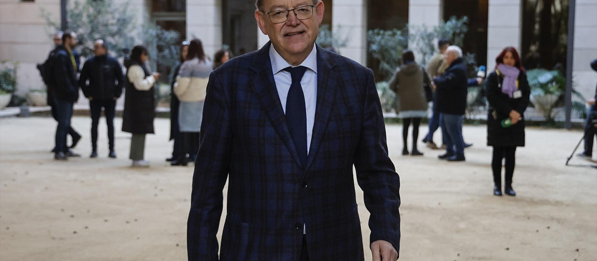 Ximo Puig, abandonando las Cortes Valencianas tras firmar la renuncia a su acta de diputado autonómico