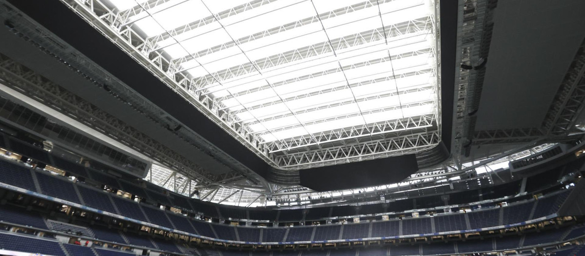 Vista del techo del estadio Santiago Bernabéu cubierto antes de un partido del Real Madrid