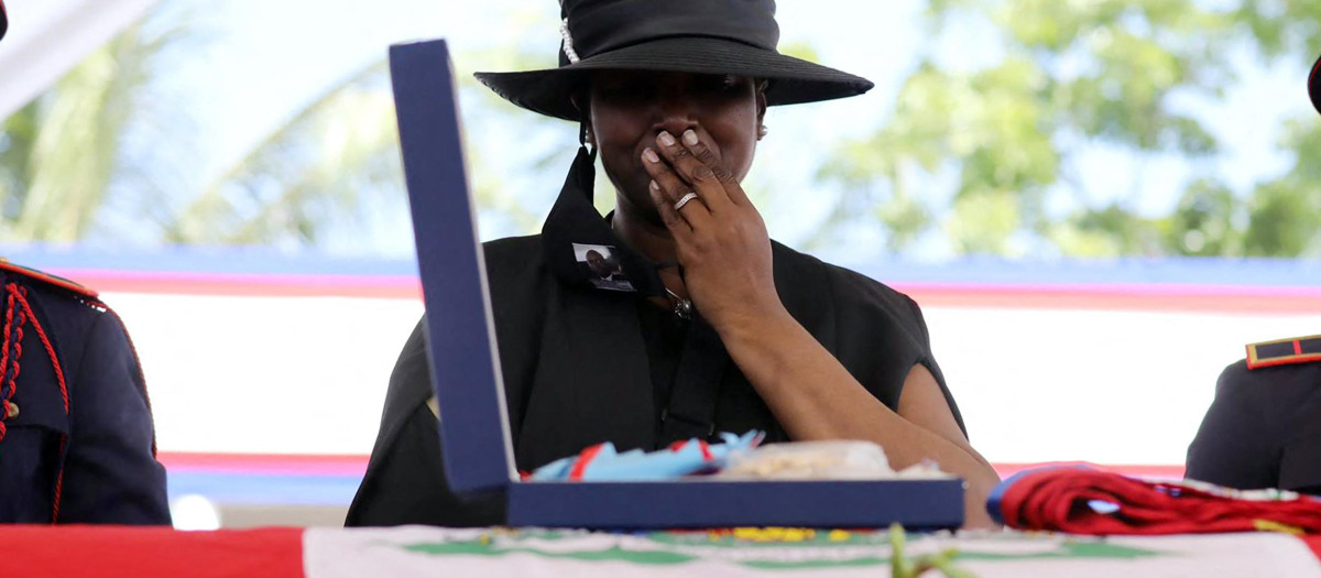 La ex primera dama Martine Moise llora frente al ataúd de su esposo y expresidente haitiano Jovenel Moise
