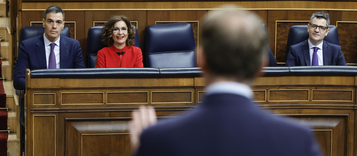 Alberto Núñez Feijóo se dirige a Pedro Sánchez durante el cara a cara