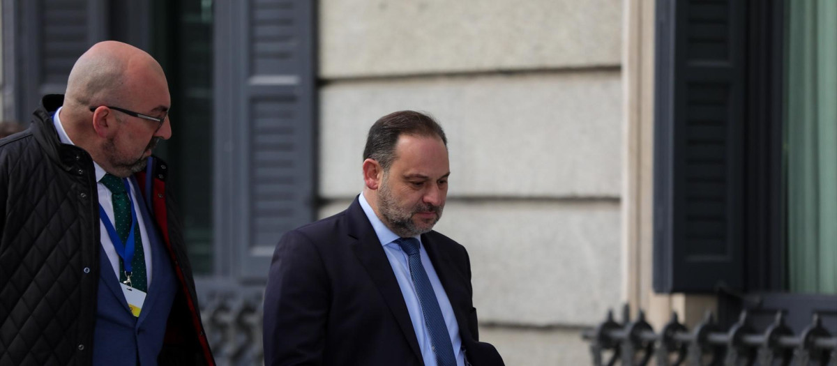 El exministro de Fomento en funciones, José Luis Ábalos (dech), y Koldo García Izaguirre (izq), a su llegada al Congreso en el día de la segunda sesión de votación para la investidura del candidato socialista a la Presidencia del Gobierno en la XIV Legislatura, en Madrid (España), a 7 de enero de 2020.
07 enero 2020, VOTACICÓN, INVESTIDURA, SÁNCHEZ, ERC, PSOE, CONGRESO. 
Jesús Hellín / Europa Press
(Foto de ARCHIVO)
07/1/2020