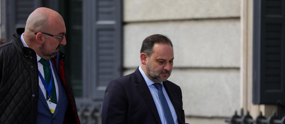 El exministro de Fomento en funciones, José Luis Ábalos (dech), y Koldo García Izaguirre (izq), a su llegada al Congreso en el día de la segunda sesión de votación para la investidura del candidato socialista a la Presidencia del Gobierno en la XIV Legislatura, en Madrid (España), a 7 de enero de 2020.
07 enero 2020, VOTACICÓN, INVESTIDURA, SÁNCHEZ, ERC, PSOE, CONGRESO. 
Jesús Hellín / Europa Press
(Foto de ARCHIVO)
07/1/2020