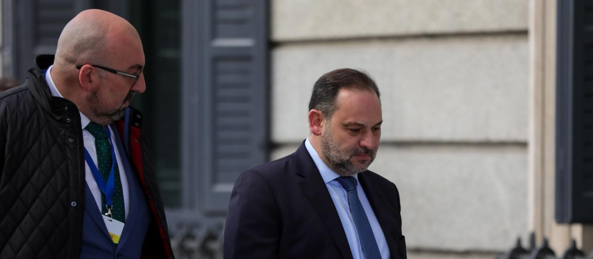 El exministro de Fomento en funciones, José Luis Ábalos (dech), y Koldo García Izaguirre (izq), a su llegada al Congreso en el día de la segunda sesión de votación para la investidura del candidato socialista a la Presidencia del Gobierno en la XIV Legislatura, en Madrid (España), a 7 de enero de 2020.
07 enero 2020, VOTACICÓN, INVESTIDURA, SÁNCHEZ, ERC, PSOE, CONGRESO. 
Jesús Hellín / Europa Press
(Foto de ARCHIVO)
07/1/2020