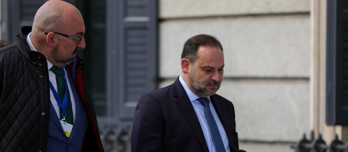 El exministro de Fomento en funciones, José Luis Ábalos (dech), y Koldo García Izaguirre (izq), a su llegada al Congreso en el día de la segunda sesión de votación para la investidura del candidato socialista a la Presidencia del Gobierno en la XIV Legislatura, en Madrid (España), a 7 de enero de 2020.
07 enero 2020, VOTACICÓN, INVESTIDURA, SÁNCHEZ, ERC, PSOE, CONGRESO. 
Jesús Hellín / Europa Press
(Foto de ARCHIVO)
07/1/2020