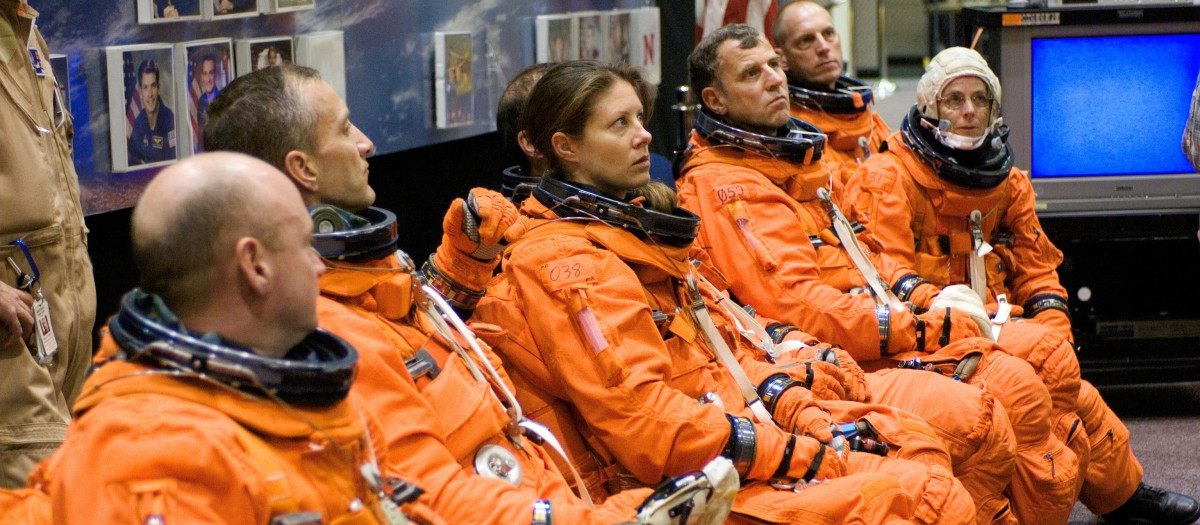 Tripulación de la misión STS-118, en 2006