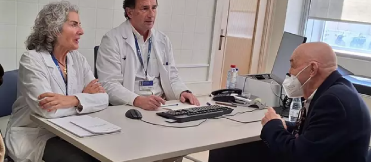 La enfermera del Vall d'Hebron de Barcelona Roser Escobar, el doctor Carles Bravo y el paciente
