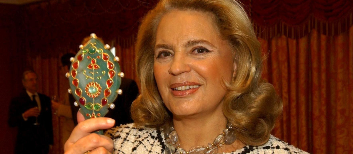 Ira von Furstenberg presented her collection of everyday things at the Hotel Adlon, which she buys cheaply herself, then decorates them with expensive gemstones and sells them again at a correspondingly high price
 
  .