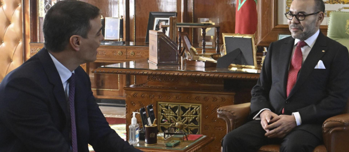 Pedro Sánchez junto a Mohamed VI, que esta vez sí estaba en Rabat y le recibió