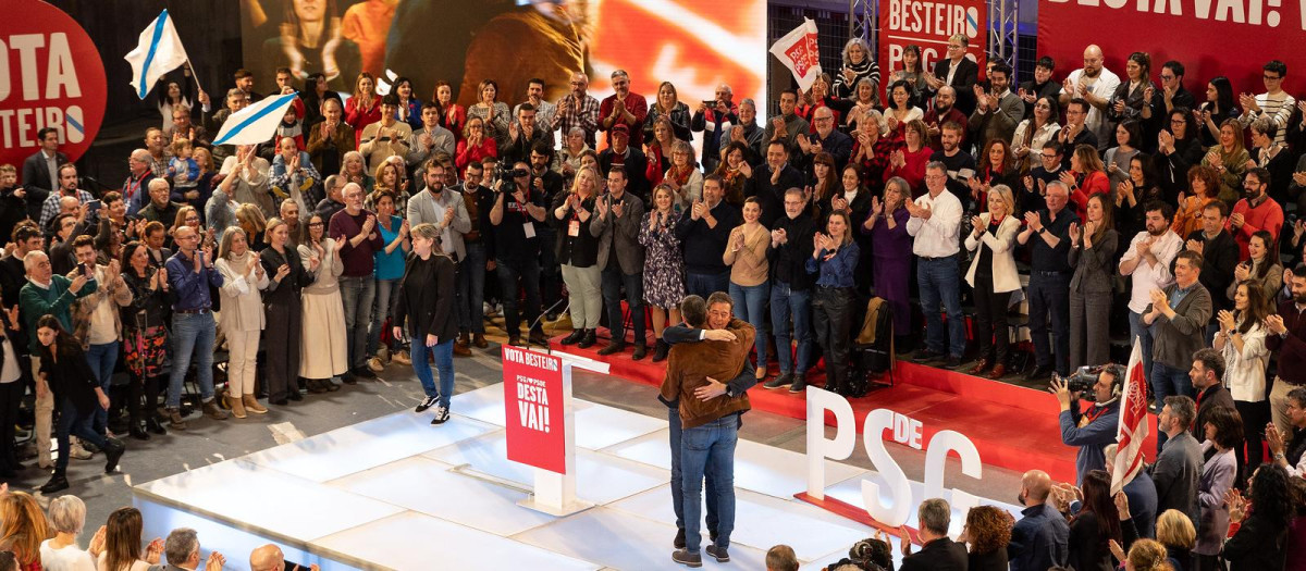 Pedro Sánchez y José Ramón Gómez Besteiro, en el mitin de cierre de la pasada campaña